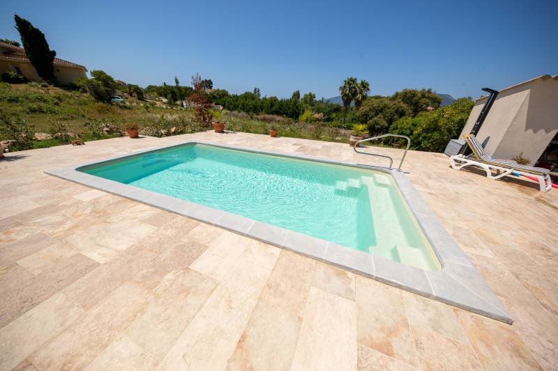 PISCINE COQUE POLYESTER AVEC PAROI FILTRANTE ET BANQUETTE MODÈLE AXÉO 570 SKF AVEC VÉGA CONNECT