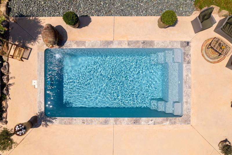 PISCINE COQUE POLYESTER RECTANGULAIRE AVEC BANQUETTE ET ESCALIERS D'ANGLES MODÈLE BAHAMAS À BÉZIERS