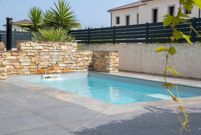PISCINE COQUE POLYESTER DE MOINS DE 10M2 À FOND PLAT AVEC ESCALIER D'ANGLE MODÈLE WALLIS