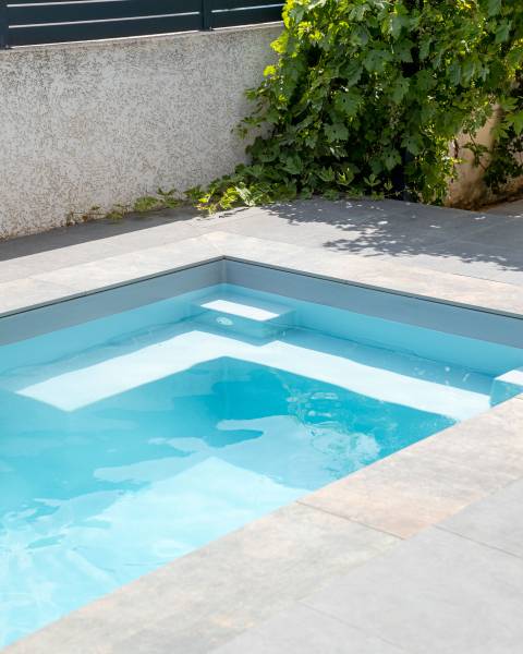 PISCINE COQUE POLYESTER DE MOINS DE 10M2 À FOND PLAT AVEC ESCALIER D'ANGLE MODÈLE WALLIS