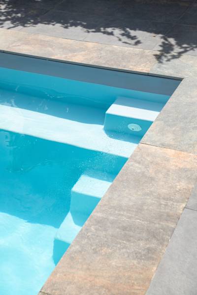 PISCINE COQUE POLYESTER DE MOINS DE 10M2 À FOND PLAT AVEC ESCALIER D'ANGLE MODÈLE WALLIS