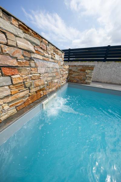 PISCINE COQUE POLYESTER DE MOINS DE 10M2 À FOND PLAT AVEC ESCALIER D'ANGLE MODÈLE WALLIS