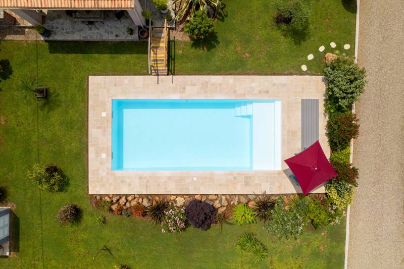 PISCINE COQUE POLYESTER AVEC PLAGE MODÈLE SAMOA