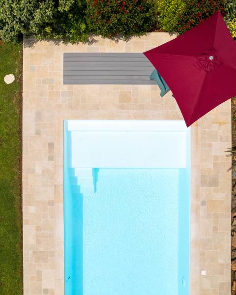 PISCINE COQUE POLYESTER AVEC PLAGE MODÈLE SAMOA