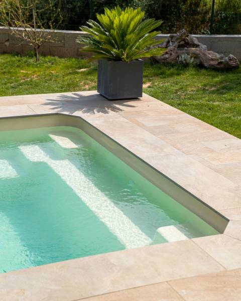 PISCINE COQUE POLYESTER RECTANGULAIRE AVEC ESCALIERS D'ANGLES ET BANQUETTE MODÈLE JERSEY