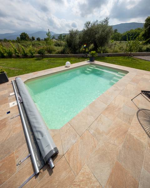 PISCINE COQUE POLYESTER RECTANGULAIRE AVEC ESCALIERS D'ANGLES ET BANQUETTE MODÈLE JERSEY