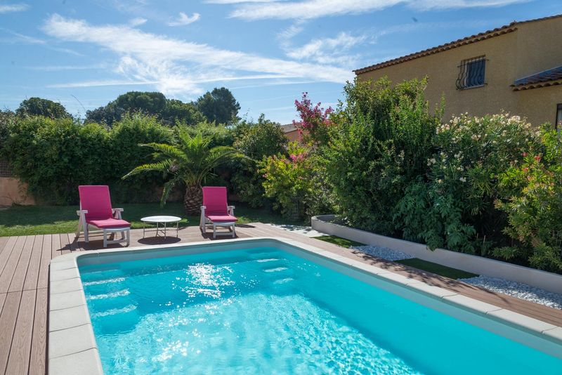 Piscine coque polyester rectangulaire à fond plats à MARTIGUES pas cher