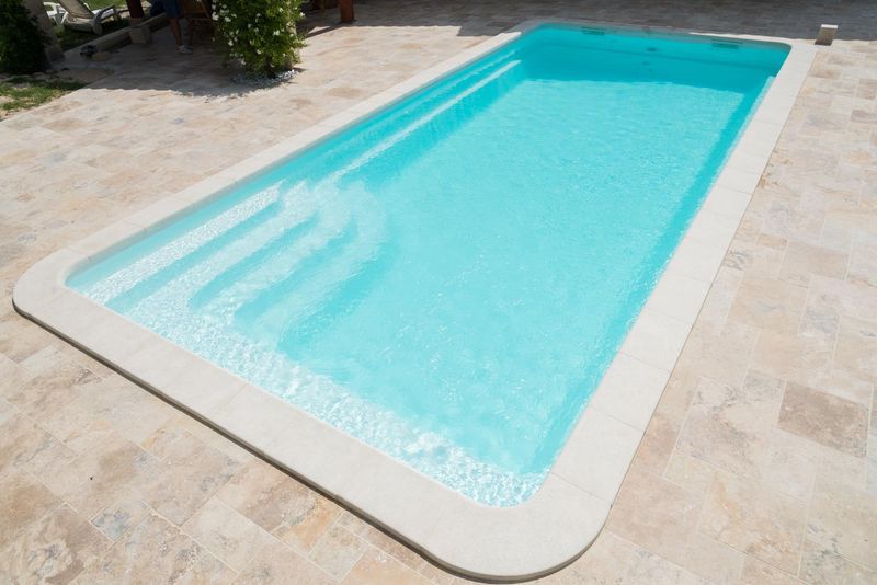 Piscine coque polyester rectangulaire fond plat avec banquette