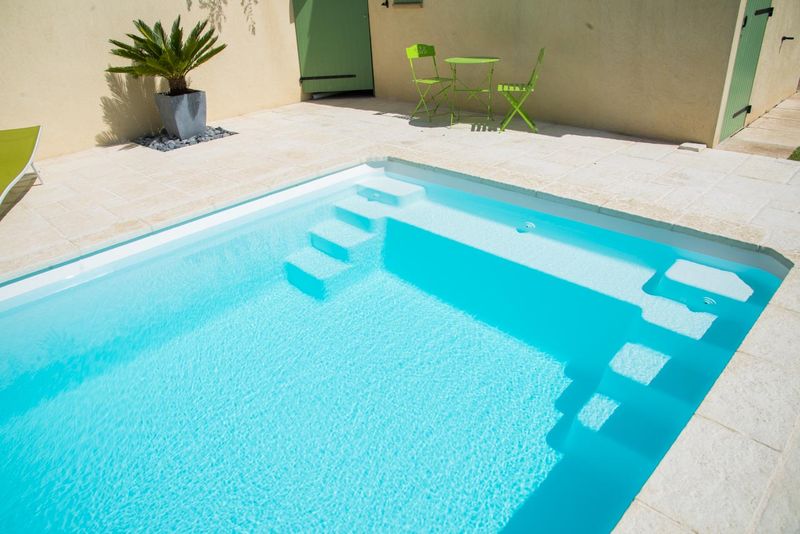 Piscine coque polyester 7m par 3,50M  avec escalier d'angles et banquette sur la largeur