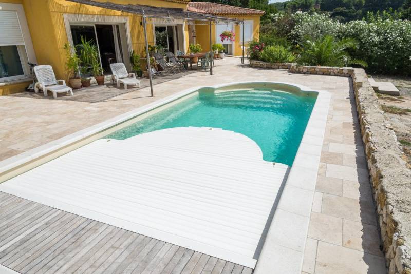 PISCINE COQUE POLYESTER À FOND PLAT AVEC COUVERTURE AUTOMATIQUE CAILLEBOTIS BOIS ET BANQUETTE MODÈLE MALDIVES