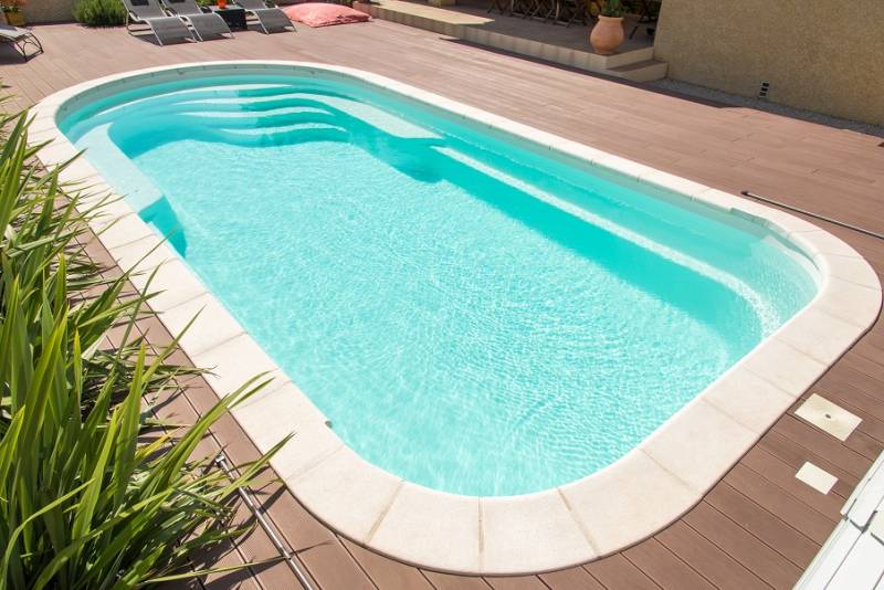 PISCINE COQUE POLYESTER AVEC BANQUETTE MODÈLE JAMAÏQUE
