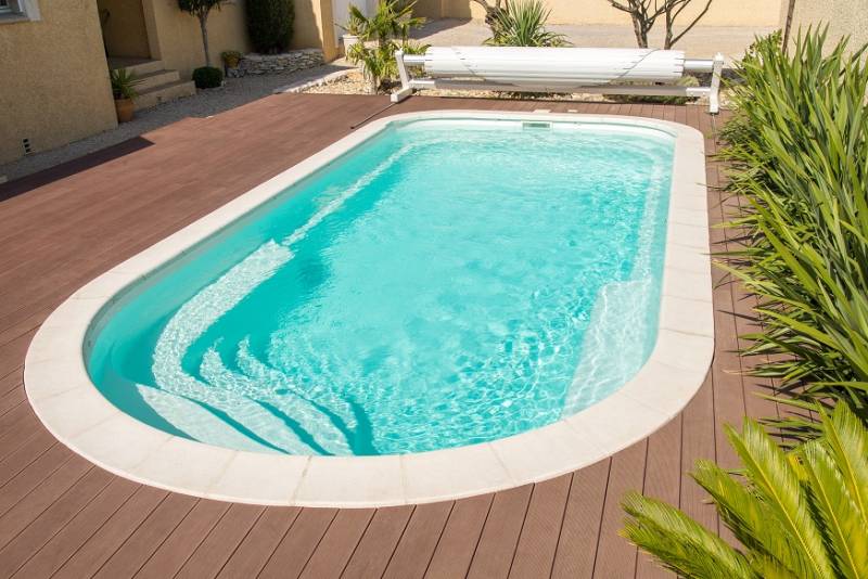 PISCINE COQUE POLYESTER AVEC BANQUETTE MODÈLE JAMAÏQUE