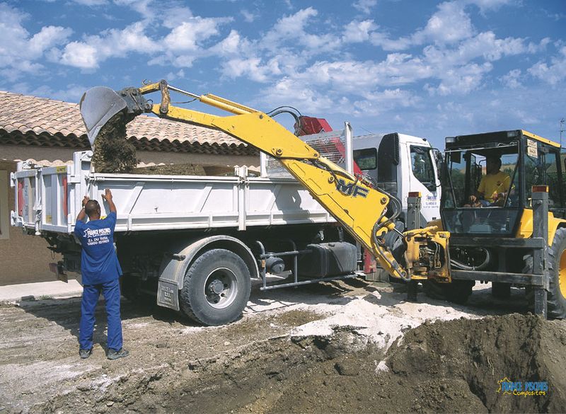 TERRASSEMENT ET EVACUATION DES TERRES SUR UNE PISCINE COQUE POLYESTER
