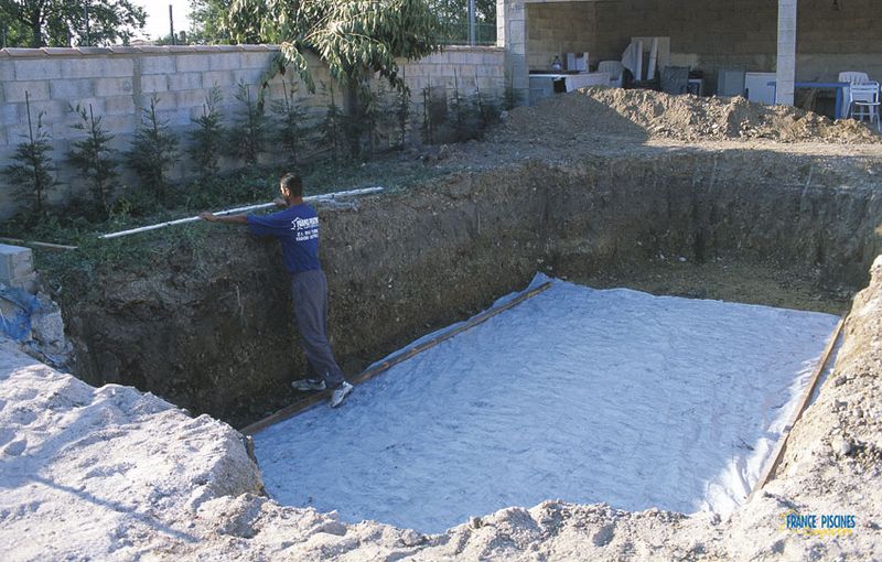 INSTALLATION COMPLETE D'UNE PISCINE COQUE POLYESTER.