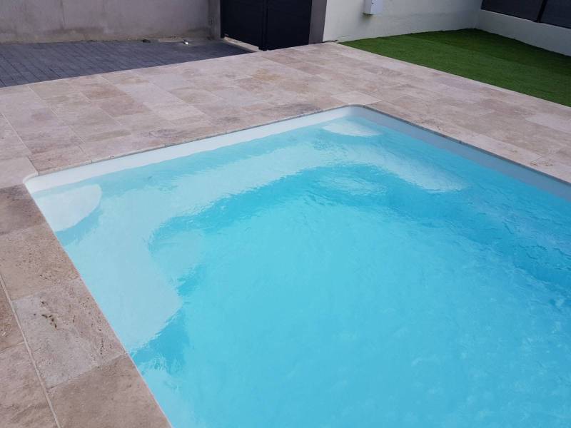 PISCINE COQUE POLYESTER FOND EN PENTE DOUCE AVEC ESCALIER D'ANGLE ET BANQUETTE MODÈLE BALÉARES