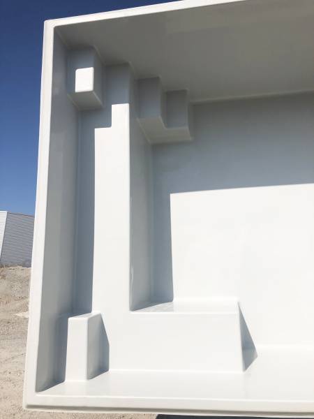 NOUVELLE PISCINE COQUE POLYESTER DE MOINS DE 10M2 À FOND PLAT AVEC ESCALIER D'ANGLE MODÈLE PALMA
