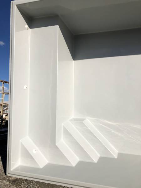NOUVELLE PISCINE COQUE POLYESTER AVEC PLAGE ET ESCALIER D'ANGLE MODÈLE JAVA