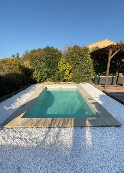 NOUVELLE PISCINE COQUE POLYESTER DE MOINS DE 10M2 À FOND PLAT AVEC ESCALIER D'ANGLE MODÈLE TANNA