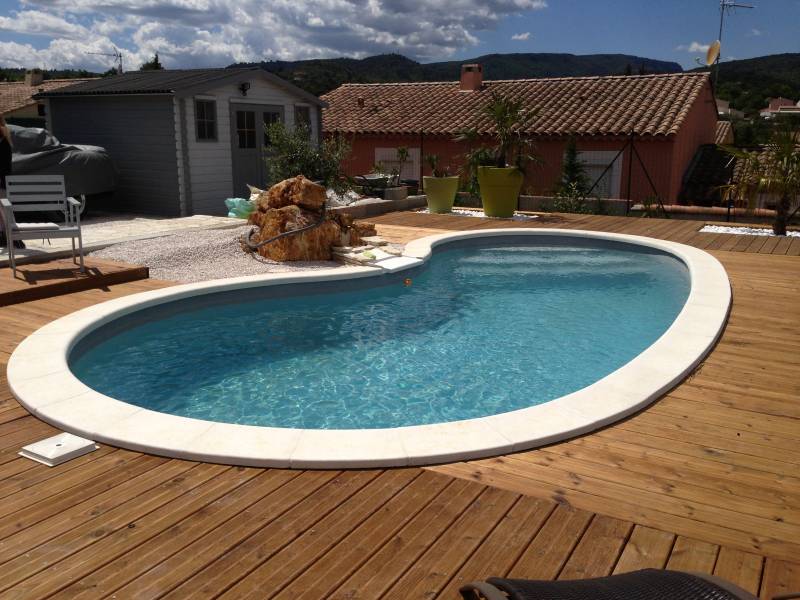 PISCINE COQUE POLYESTER FORME HARICOT MODÈLE ANTILLES