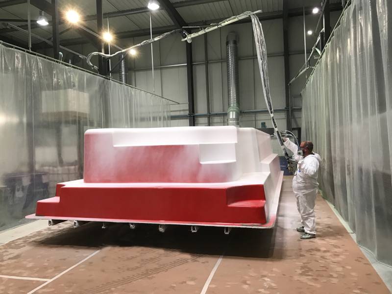 Application du GEL COAT pour piscine en usine