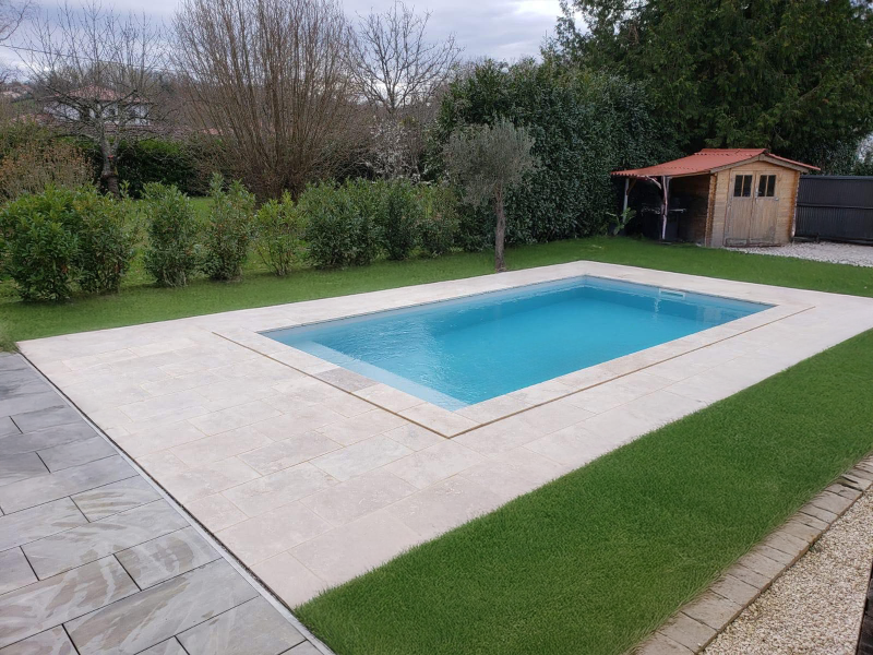 NOUVELLE PISCINE COQUE POLYESTER AVEC PLAGE ET ESCALIER D'ANGLE MODÈLE JAVA