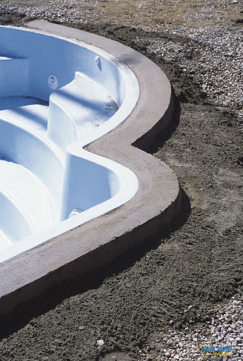 Comment est réalisée une ceinture béton férraillée de chez France piscines composites