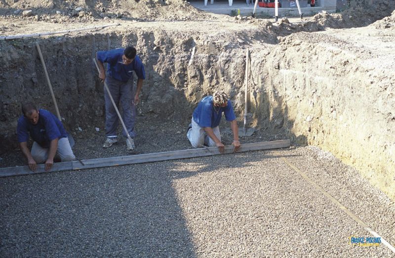 Réalisation du radier avec règles aluminium et gravier