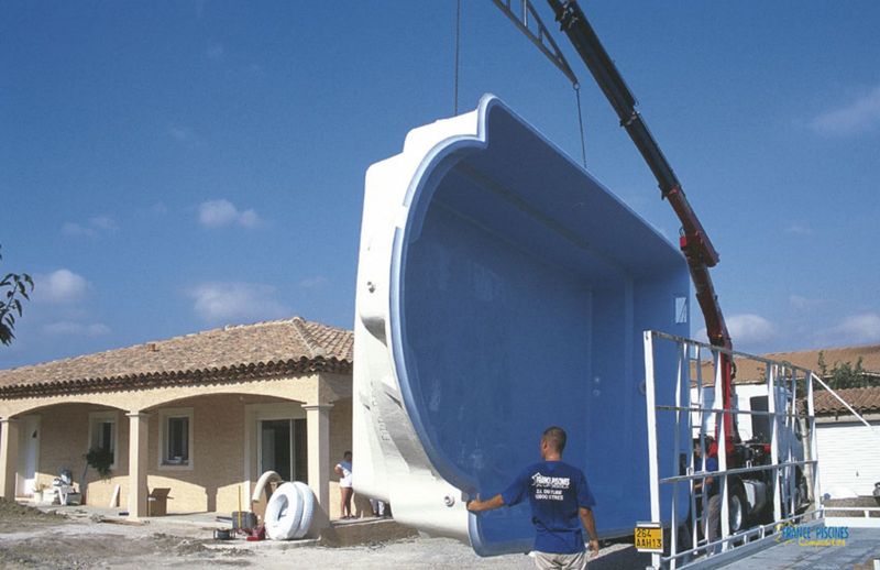 Livraison piscine coque avec camion grue