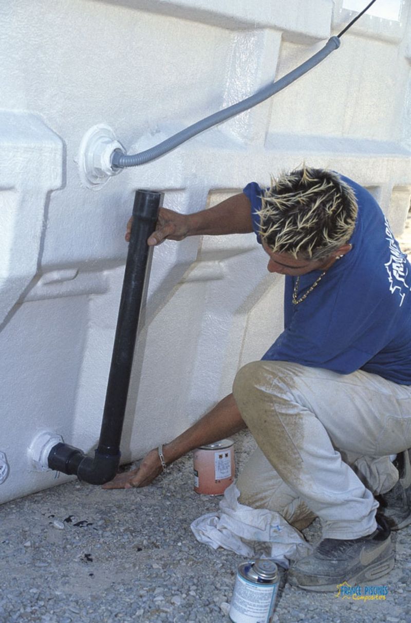 collage de la bonde de fond sur piscine coque polyester