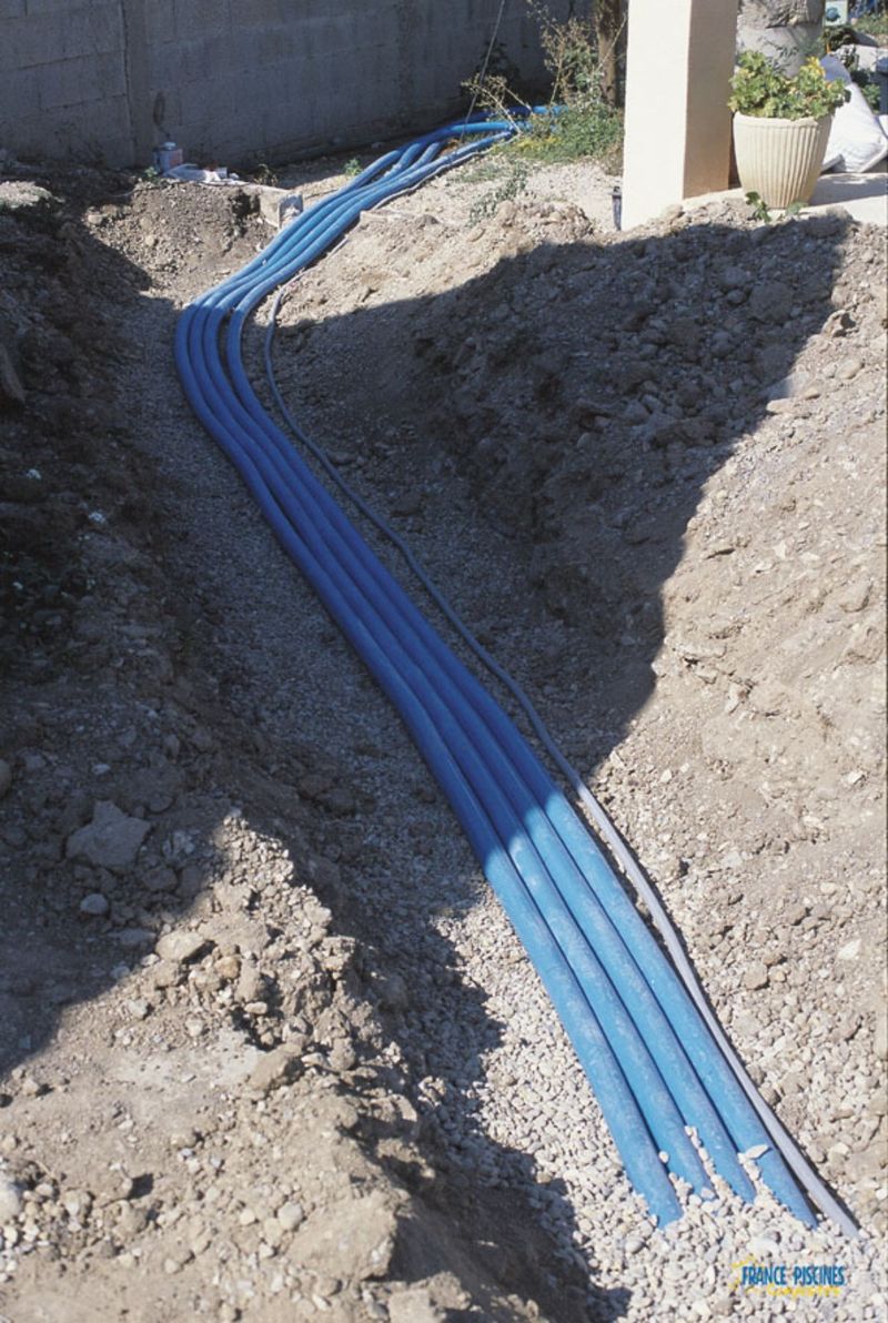 cheminement des tuyaux de la piscine jusqu'au local technique.