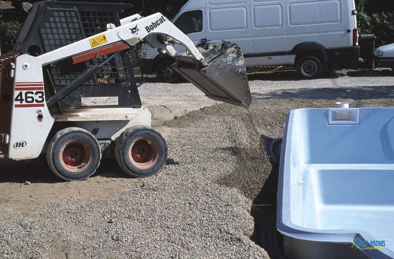 Remblaiment des parois en gravier Bobcat et brouettes