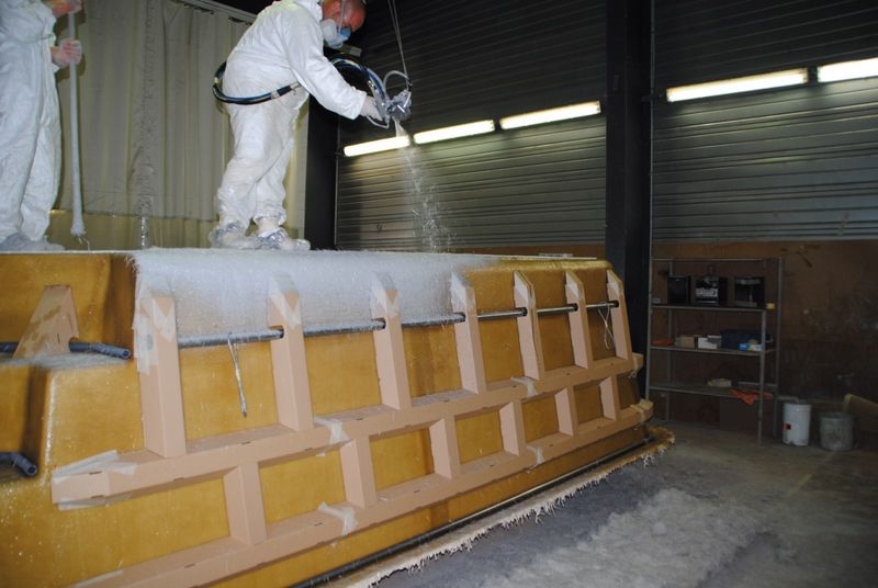 Projection de fibre de verre sur piscine polyester