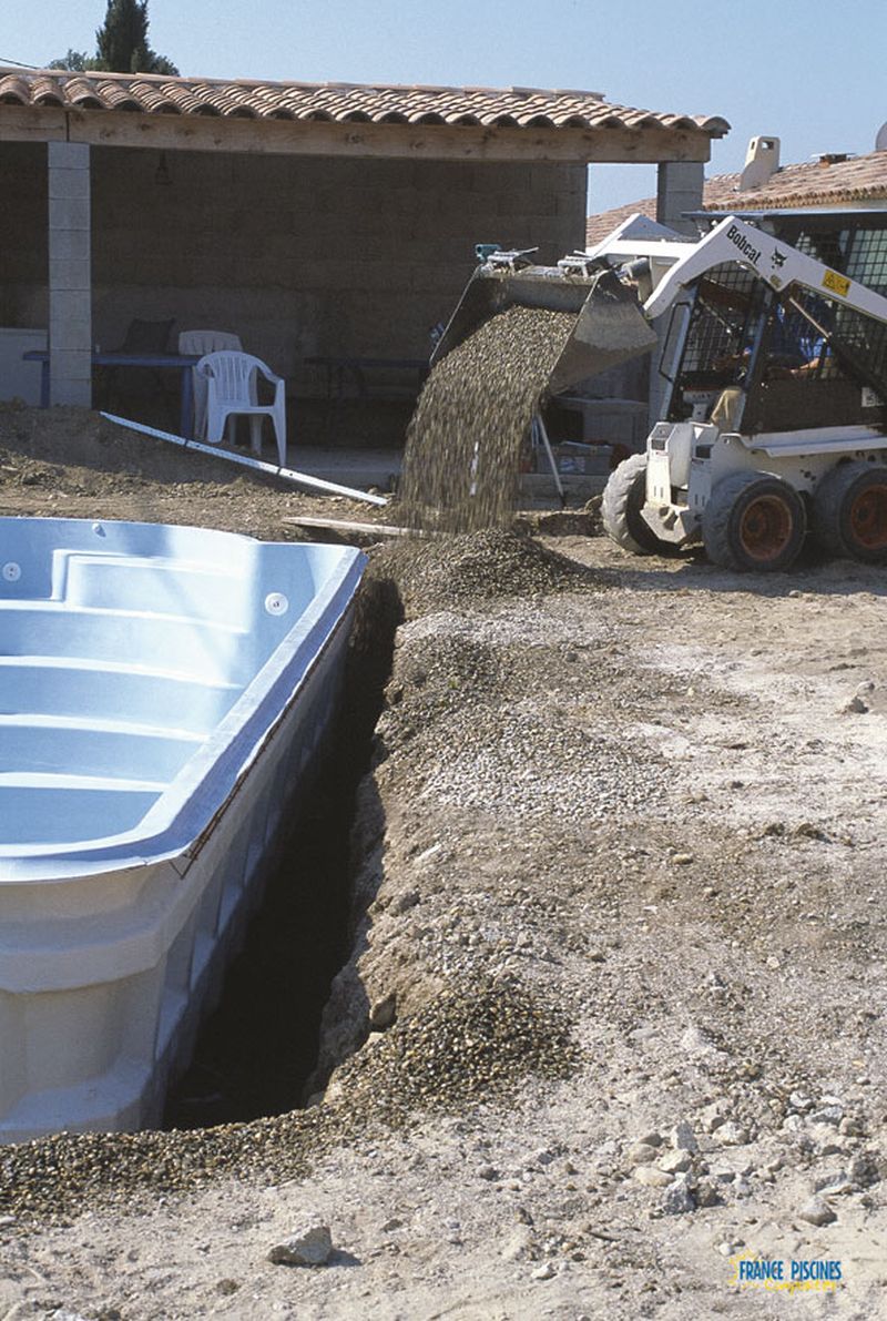comment et avec quoi remblayer une piscine coque polyester armée de fibre de verre à Nîmes dans le Gard