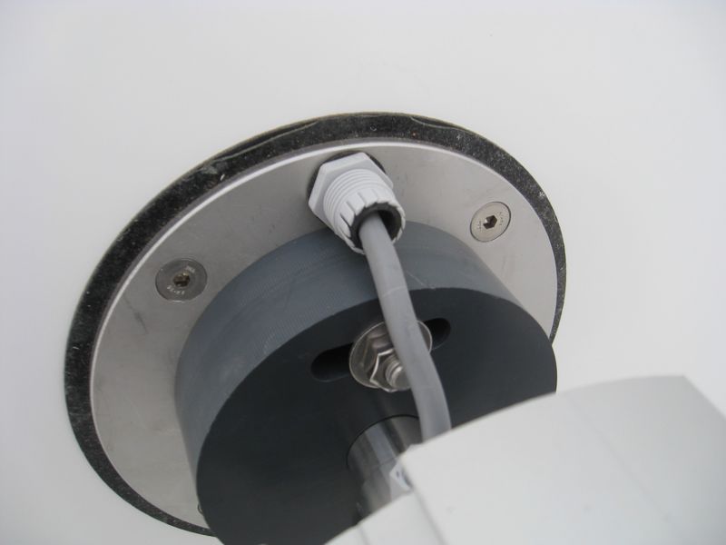 Presse étoupe du câble moteur d'un volet roulant immergé en fond de bassin