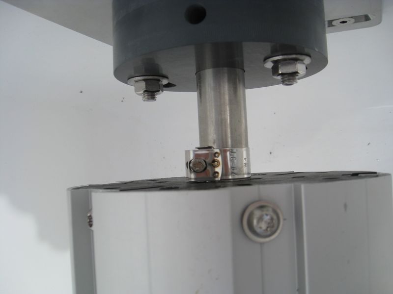 Bien mettre la baque de butée sur l'axe moteur d'une couverture automatique immergée