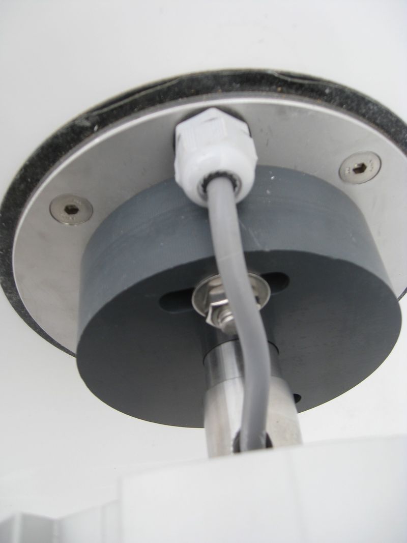passage du câble moteur sur une couverture automatique immergée en fond FRANCE PISCINES