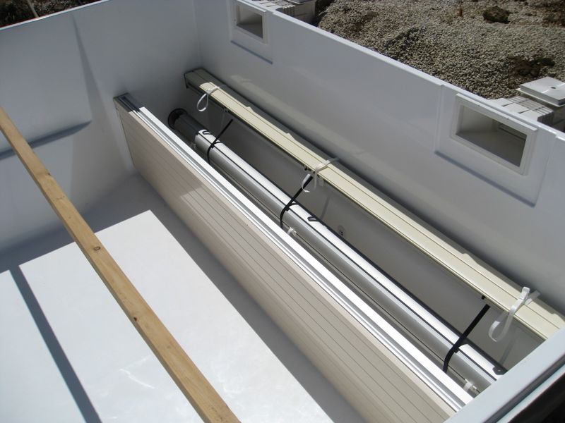 Comment emboiter une cloison de séparation d'une couverture immergée en fond de bassin de chez FRANCE PISCINES