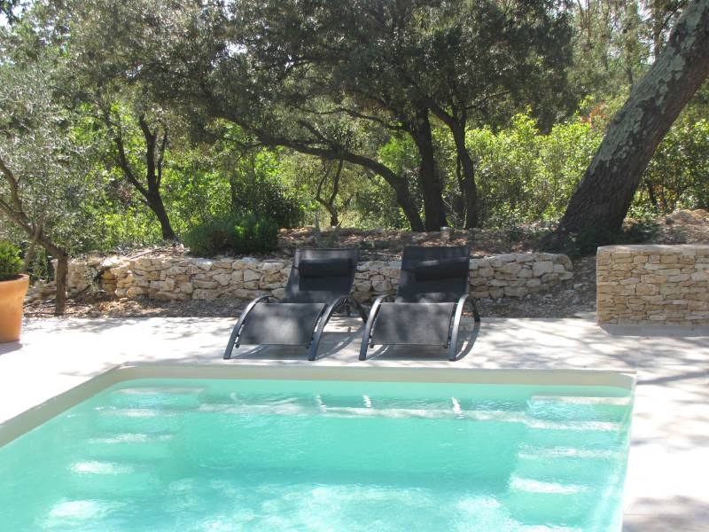 PISCINE COQUE POLYESTER RECTANGULAIRE AVEC BANQUETTE ET ESCALIERS D'ANGLES MODÈLE AÇORES