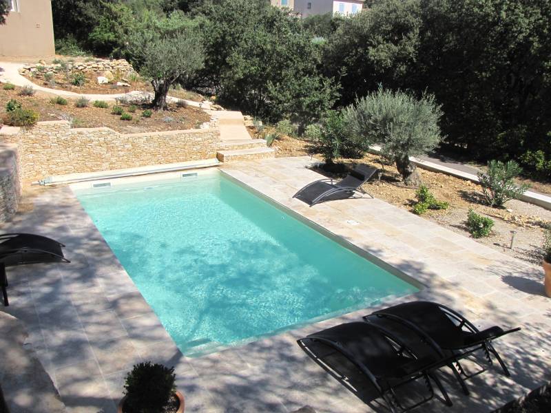 PISCINE COQUE POLYESTER RECTANGULAIRE AVEC BANQUETTE ET ESCALIERS D'ANGLES MODÈLE AÇORES