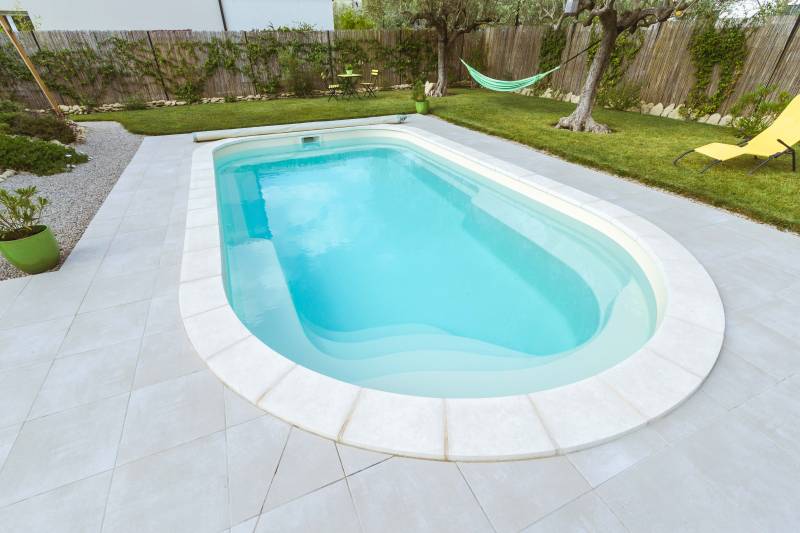 ACHTER UNE PISCINES EN POLYESTER AVEC DES MARGELLES SUR MESURES A SALON DE PROVENCE