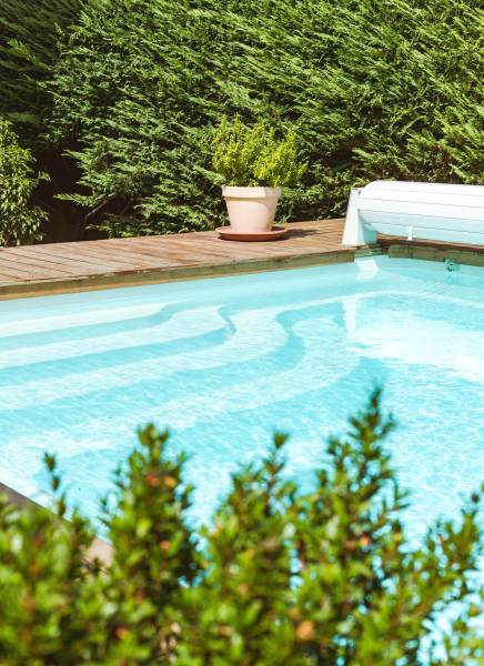PISCINE COQUE POLYESTER CARRÉE AVEC ESCALIER D'ANGLE ET BANQUETTE MODÈLE MAYOTTE