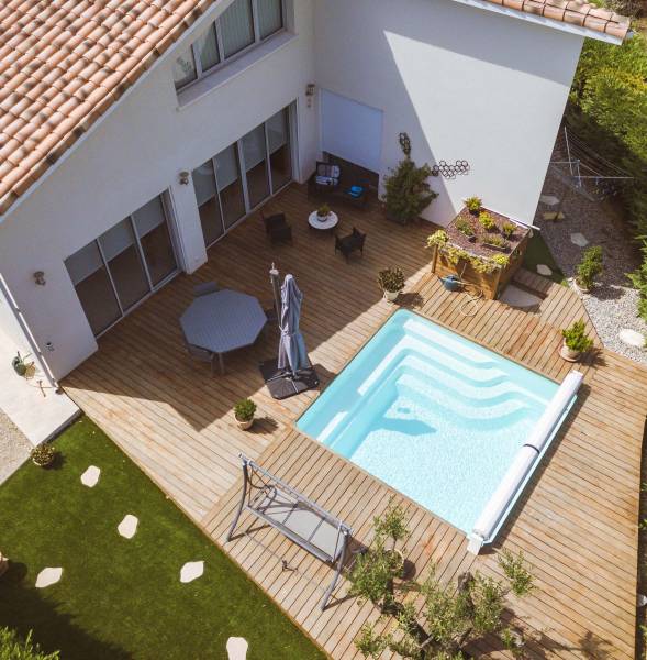PISCINE COQUE POLYESTER CARRÉE AVEC ESCALIER D'ANGLE ET BANQUETTE MODÈLE MAYOTTE