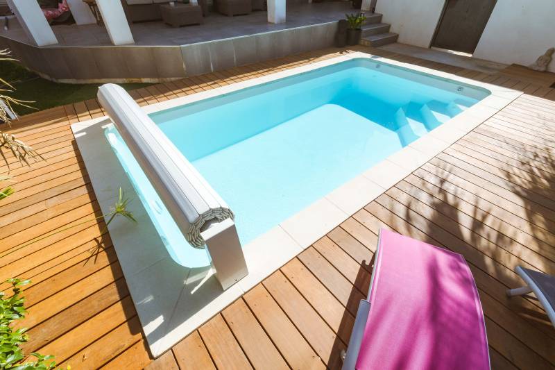 PISCINE COQUE POLYESTER À FOND PLAT AVEC ESCALIER D'ANGLE MODÈLE MINORQUE