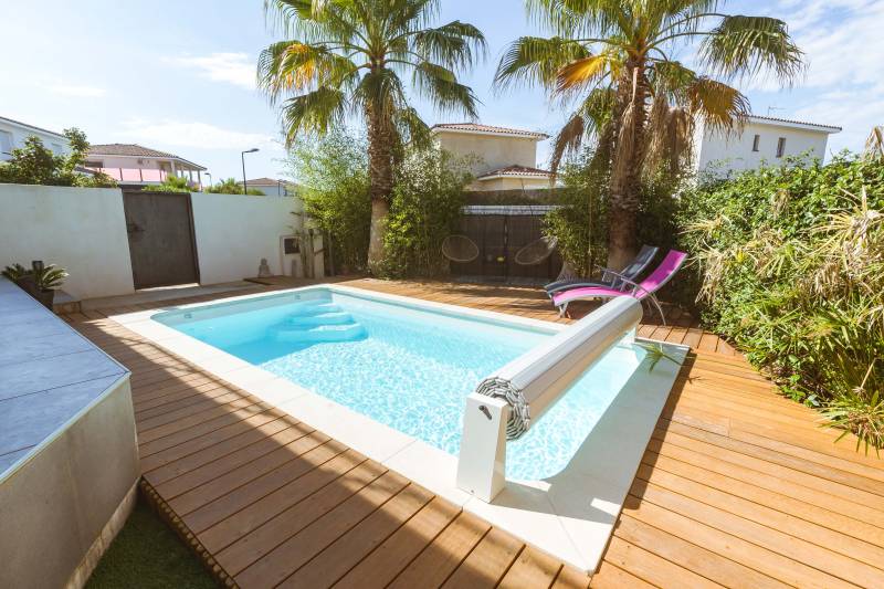PISCINE COQUE POLYESTER À FOND PLAT AVEC ESCALIER D'ANGLE MODÈLE MINORQUE