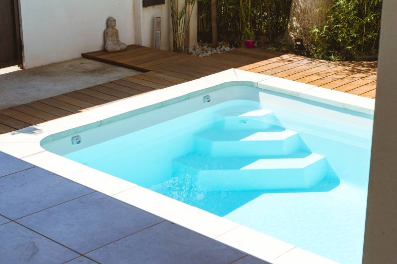 PISCINE COQUE POLYESTER À FOND PLAT AVEC ESCALIER D'ANGLE MODÈLE MINORQUE
