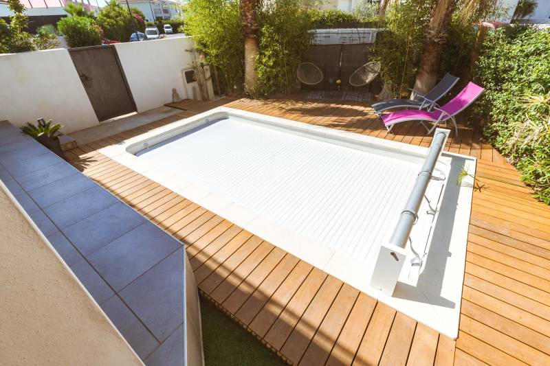 PISCINE COQUE POLYESTER À FOND PLAT AVEC ESCALIER D'ANGLE MODÈLE MINORQUE