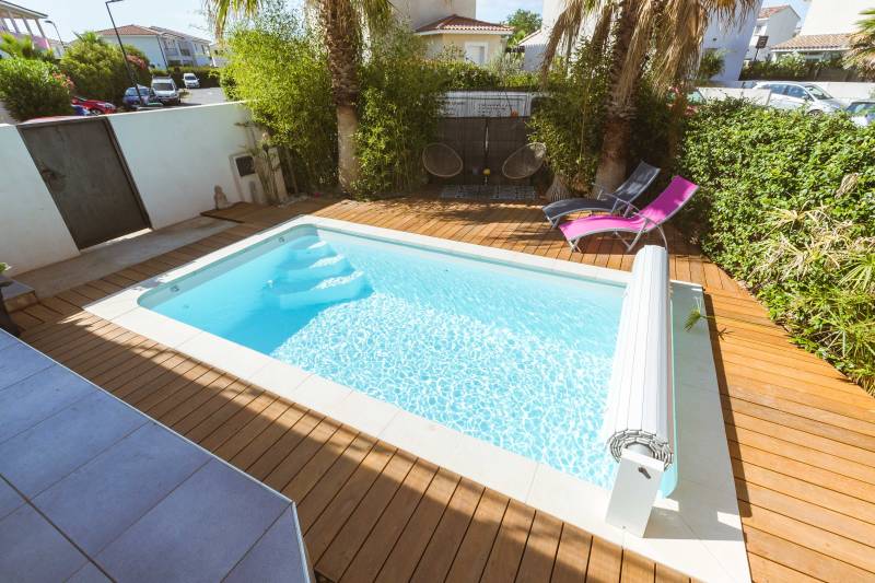 PISCINE COQUE POLYESTER À FOND PLAT AVEC ESCALIER D'ANGLE MODÈLE MINORQUE