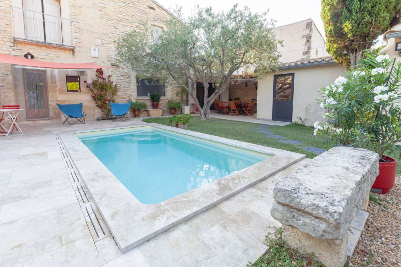 PISCINE COQUE POLYESTER À FOND PLAT AVEC ESCALIER D'ANGLE MODÈLE MAJORQUE