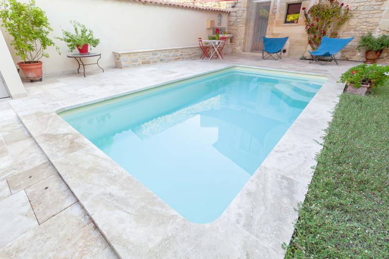 PISCINE COQUE POLYESTER À FOND PLAT AVEC ESCALIER D'ANGLE MODÈLE MAJORQUE