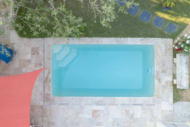 PISCINE COQUE POLYESTER À FOND PLAT AVEC ESCALIER D'ANGLE MODÈLE MAJORQUE